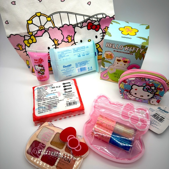 Hello Kitty Mega Bundle Licensed Sanrio + Tote Makeup Gift Set - Picture 3 of 3